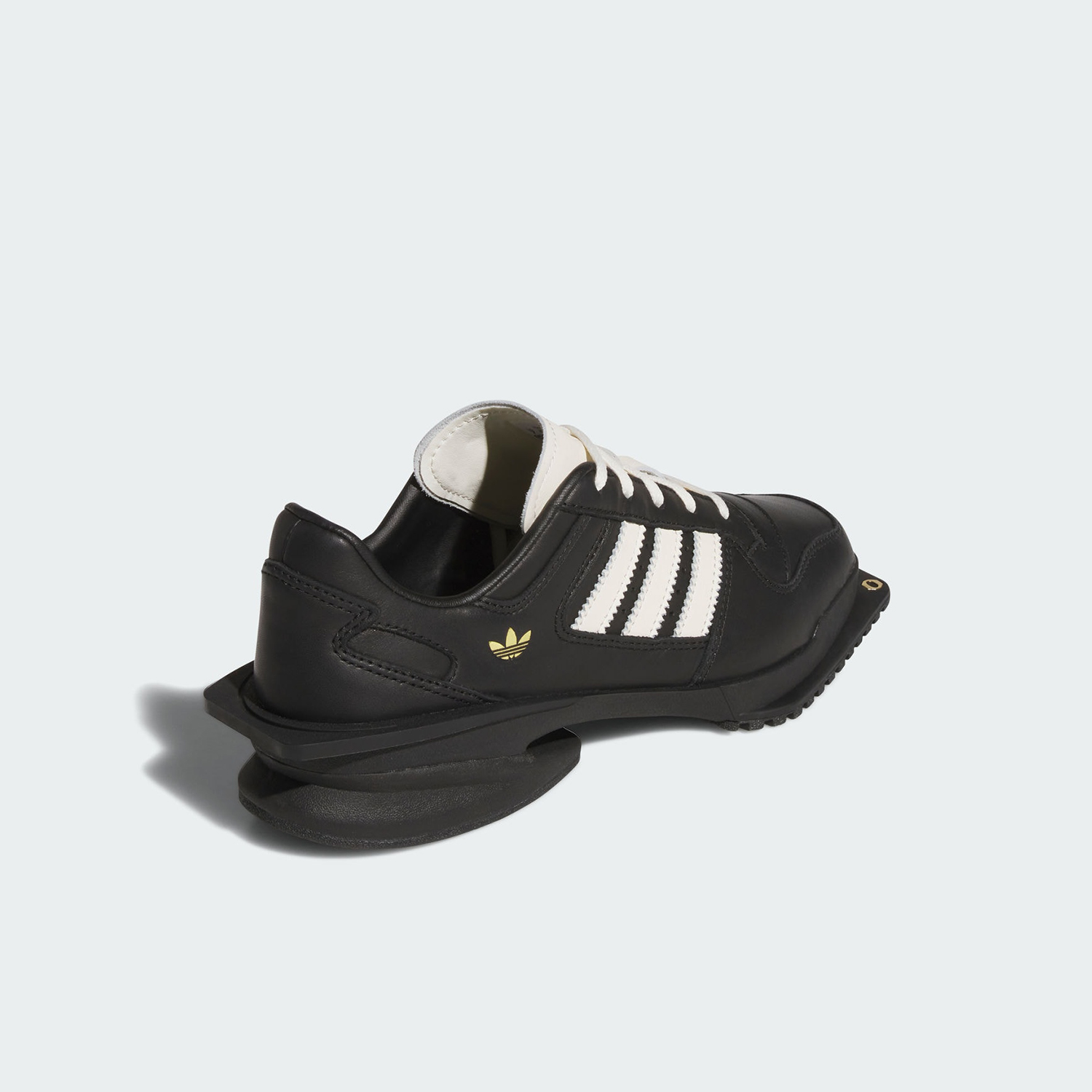 حذاء أديداس أوثنتيك ثري ليفز ا - مراجعة Adidas Shoes Samba وسعره